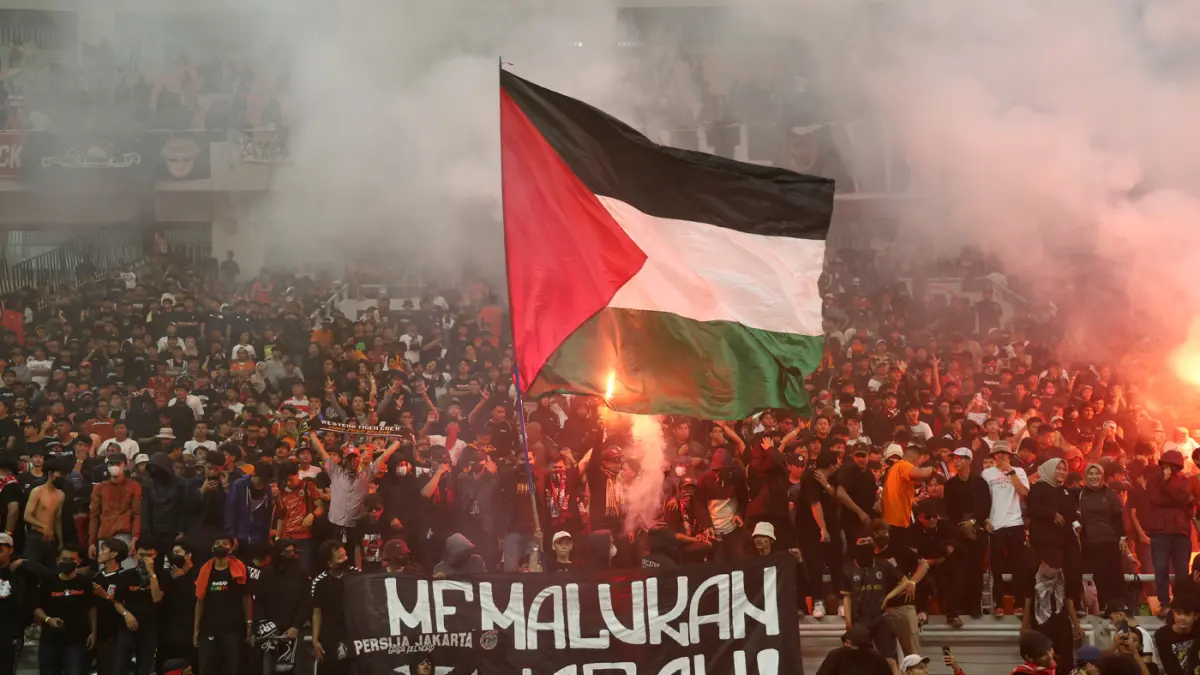 Ribuan The Jack Mania menyaksikan Persija Jakarta vs Semen Padang pada lanjutan Liga 1 di Jakarta Internasional Stadion, Sabtu (/23/5/2026). (Dery Ridwansah/ JawaPos.com)
