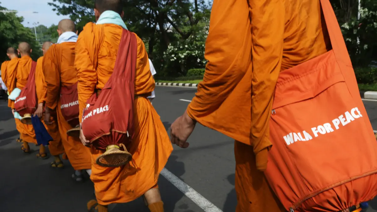 Sebanyak 16 bikkhu melakukan perjalanan spiritual,Senin (25/5/2026). (Nur Chamim/Jawapos Radar Semarang)