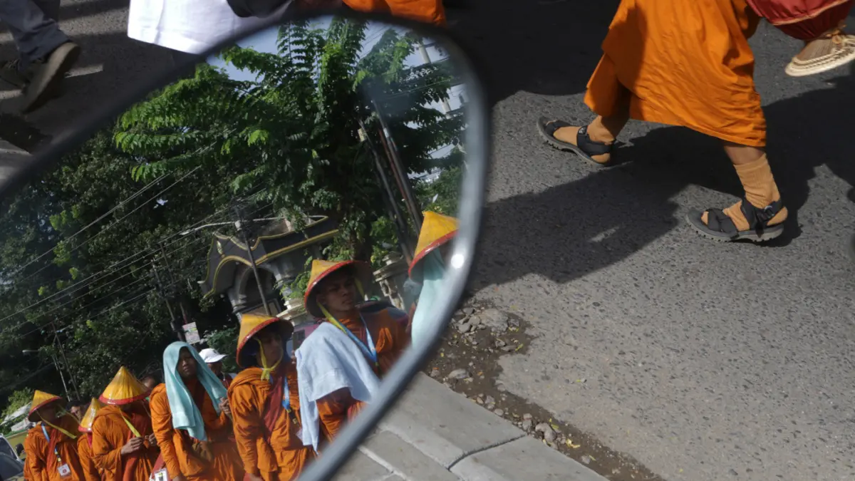 Sebanyak 16 bikkhu melakukan perjalanan spiritual,Senin (25/5/2026). (Nur Chamim/Jawapos Radar Semarang)
