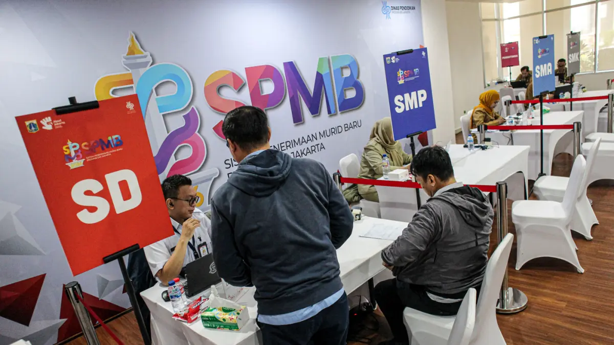 Sejumlah orang tua siswa mendatangi Posko Sistem Penerimaan Murid Baru (SPMB) 2026 di Kantor Dinas Pendidikan DKI Jakarta di Jakarta, Senin (25/05/2025). (Hanung Hambara/Jawa Pos)