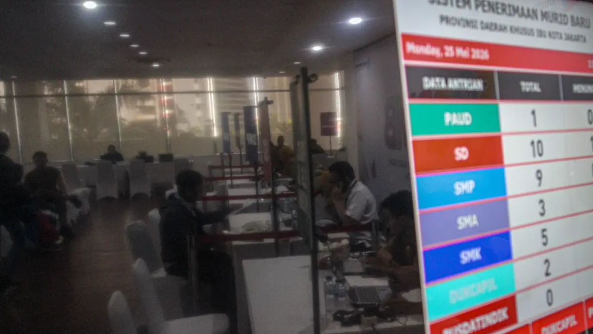Sejumlah orang tua siswa mendatangi Posko Sistem Penerimaan Murid Baru (SPMB) 2026 di Kantor Dinas Pendidikan DKI Jakarta di Jakarta, Senin (25/05/2025). (Hanung Hambara/Jawa Pos)