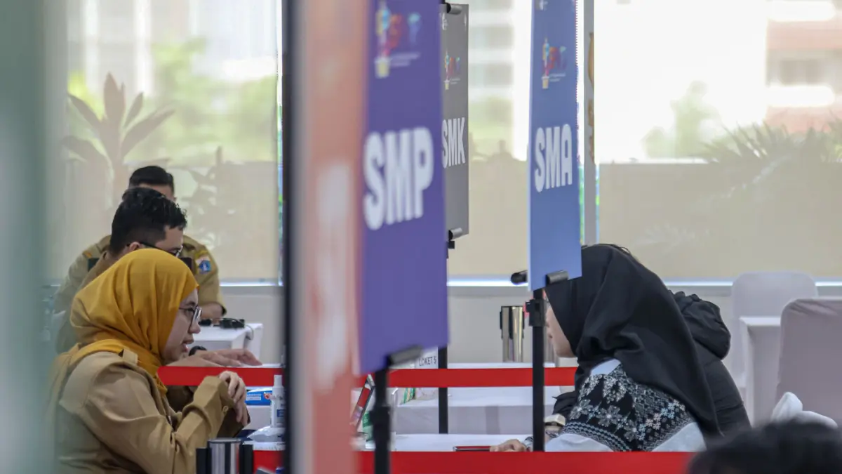 Sejumlah orang tua siswa mendatangi Posko Sistem Penerimaan Murid Baru (SPMB) 2026 di Kantor Dinas Pendidikan DKI Jakarta di Jakarta, Senin (25/05/2025). (Hanung Hambara/Jawa Pos)