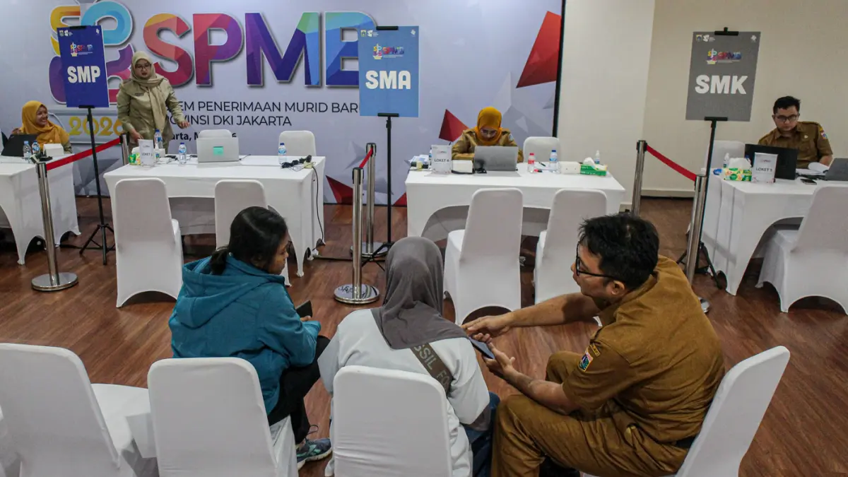 Sejumlah orang tua siswa mendatangi Posko Sistem Penerimaan Murid Baru (SPMB) 2026 di Kantor Dinas Pendidikan DKI Jakarta di Jakarta, Senin (25/05/2025). (Hanung Hambara/Jawa Pos)