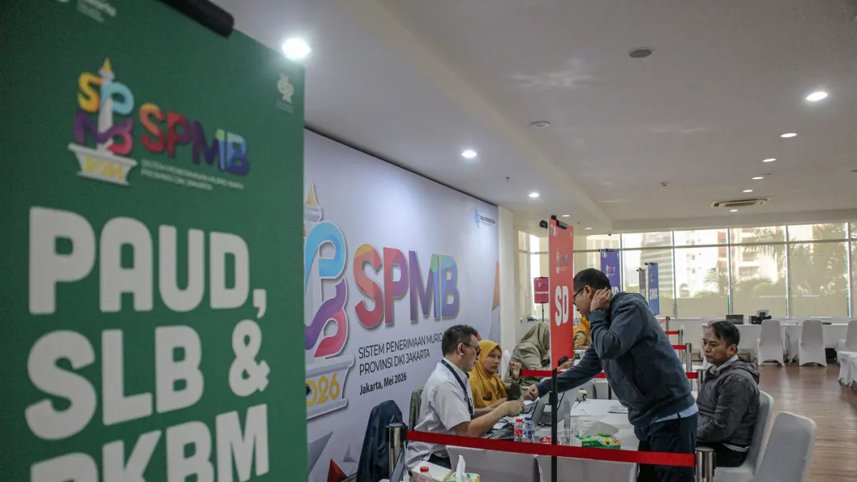 Sejumlah orang tua siswa mendatangi Posko Sistem Penerimaan Murid Baru (SPMB) 2026 di Kantor Dinas Pendidikan DKI Jakarta di Jakarta, Senin (25/05/2025). (Hanung Hambara/Jawa Pos)