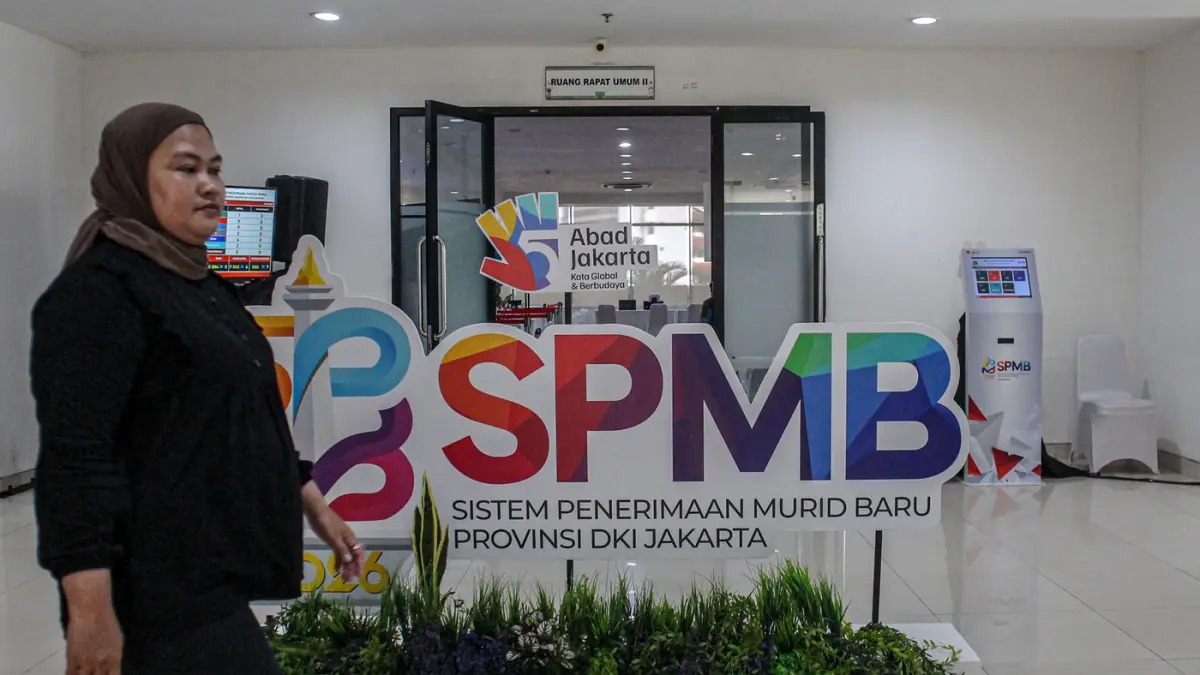Sejumlah orang tua siswa mendatangi Posko Sistem Penerimaan Murid Baru (SPMB) 2026 di Kantor Dinas Pendidikan DKI Jakarta di Jakarta, Senin (25/05/2025). (Hanung Hambara/Jawa Pos)