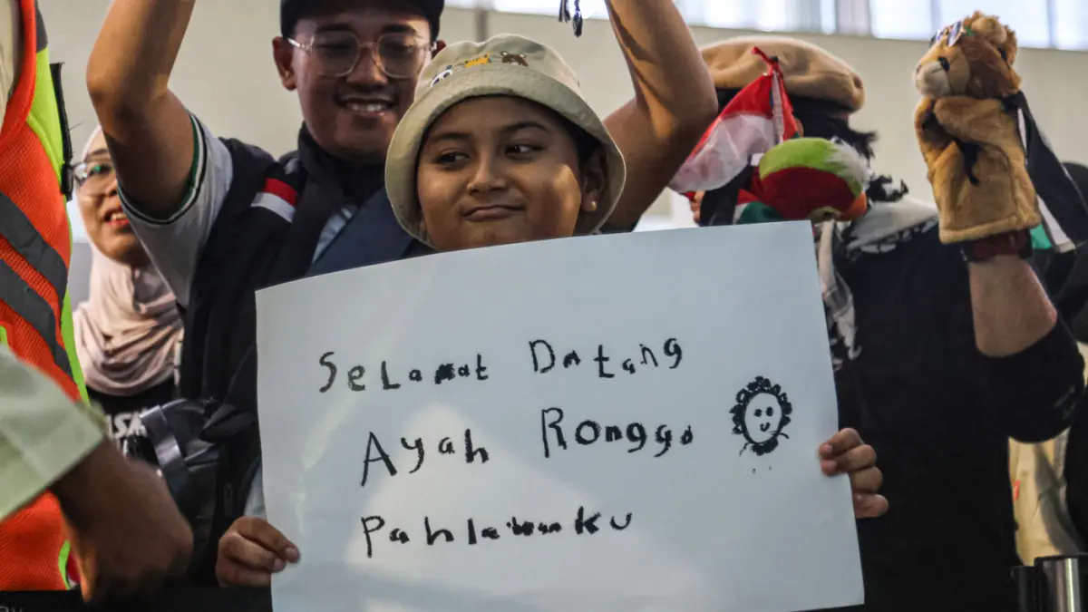 Sejumlah relawan bertemu dengan keluarganya saat mereka tiba di Terminal 3, Bandara Soekarno-Hatta, Tangerang, Minggu (24/05/2026). (Hanung Hambara/Jawa Pos)