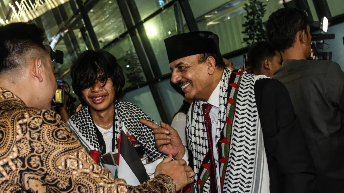 Sejumlah relawan bertemu dengan keluarganya saat mereka tiba di Terminal 3, Bandara Soekarno-Hatta, Tangerang, Minggu (24/05/2026). (Hanung Hambara/Jawa Pos)