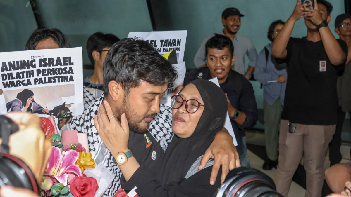 Sejumlah relawan bertemu dengan keluarganya saat mereka tiba di Terminal 3, Bandara Soekarno-Hatta, Tangerang, Minggu (24/05/2026). (Hanung Hambara/Jawa Pos)