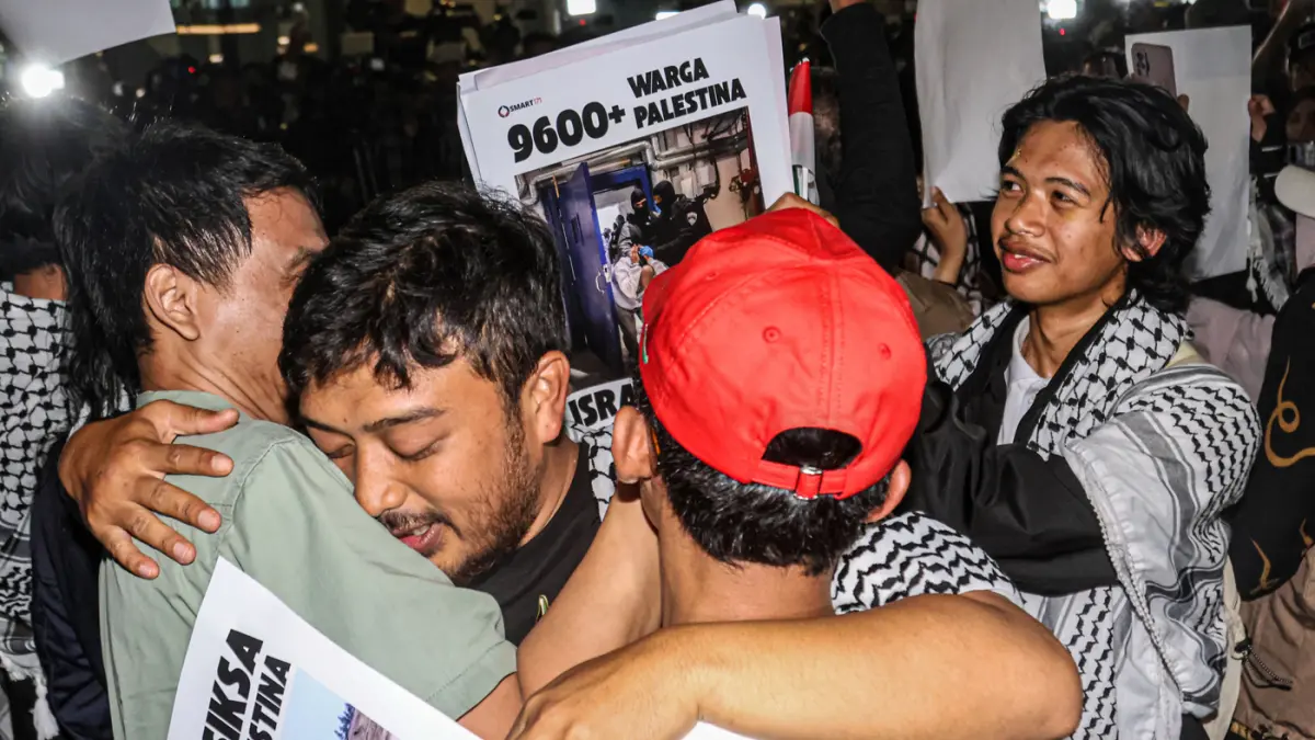 Sejumlah relawan bertemu dengan keluarganya saat mereka tiba di Terminal 3, Bandara Soekarno-Hatta, Tangerang, Minggu (24/05/2026). (Hanung Hambara/Jawa Pos)