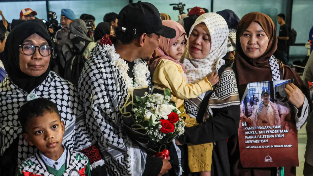 Sejumlah relawan bertemu dengan keluarganya saat mereka tiba di Terminal 3, Bandara Soekarno-Hatta, Tangerang, Minggu (24/05/2026). (Hanung Hambara/Jawa Pos)
