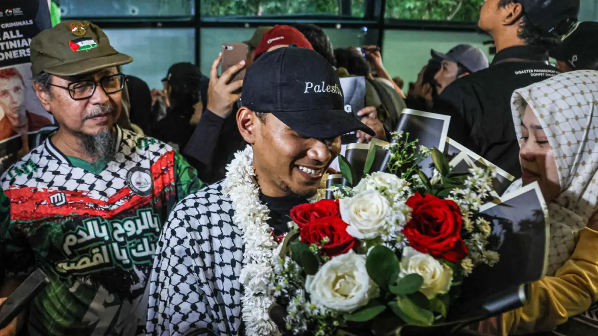 Sejumlah relawan bertemu dengan keluarganya saat mereka tiba di Terminal 3, Bandara Soekarno-Hatta, Tangerang, Minggu (24/05/2026). (Hanung Hambara/Jawa Pos)