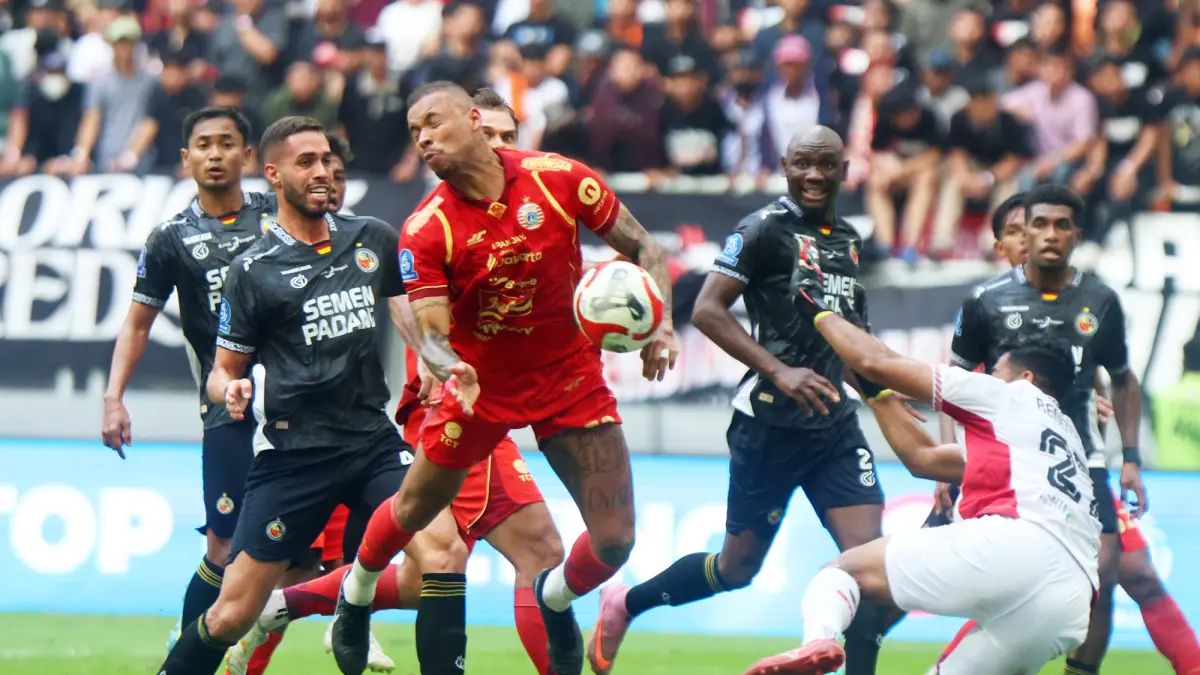 Sundulan gol dari Pemain Persija Jakarta Gustavo Almeida Dos Santos saat berhadapan dengan Semen Padang saat Indonesia Super League di Jakarta International Stadium (JIS), Jakarta, Sabtu (23/5/2026). (Dery Ridwansah/ JawaPos.com)