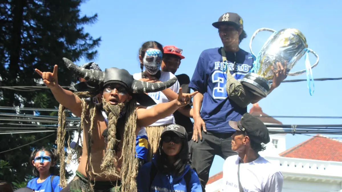Suporter Persib Bandung saat konvoi juara Super League 2025-2026 di Bandung, Jawa Barat, Minggu (24/5/2026). (Taofik Achmad Hidayat/ Radar Bandung)