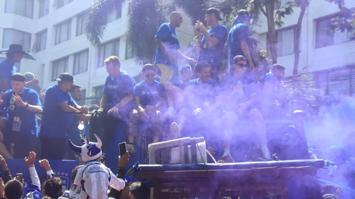 Suporter Persib Bandung saat konvoi juara Super League 2025-2026 di Bandung, Jawa Barat, Minggu (24/5/2026). (Taofik Achmad Hidayat/ Radar Bandung)