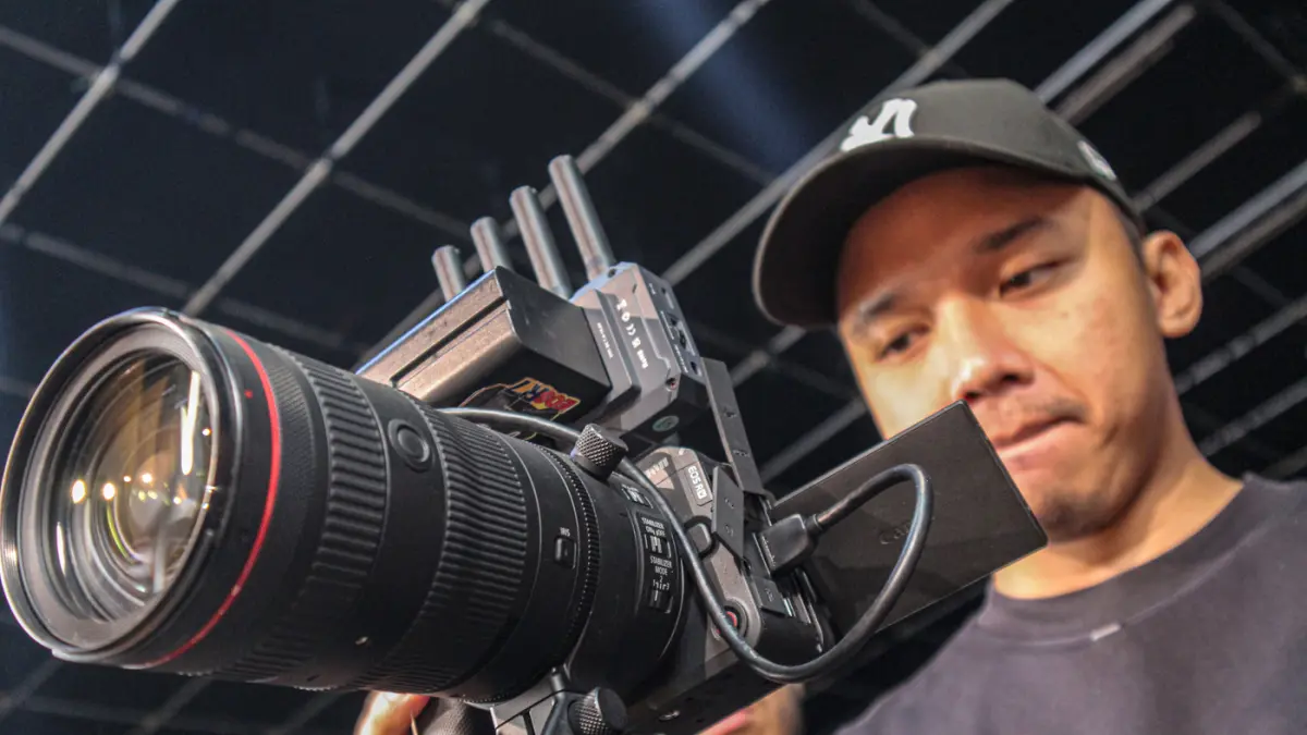 Tamu undangan mencoba mengoperasikan kamera Canon EOS R6 V dalam acara “Exclusive Product Launch EOS R6 V” di Jakarta pada Senin (25/05/2026). (Hanung Hambara/Jawa Pos)