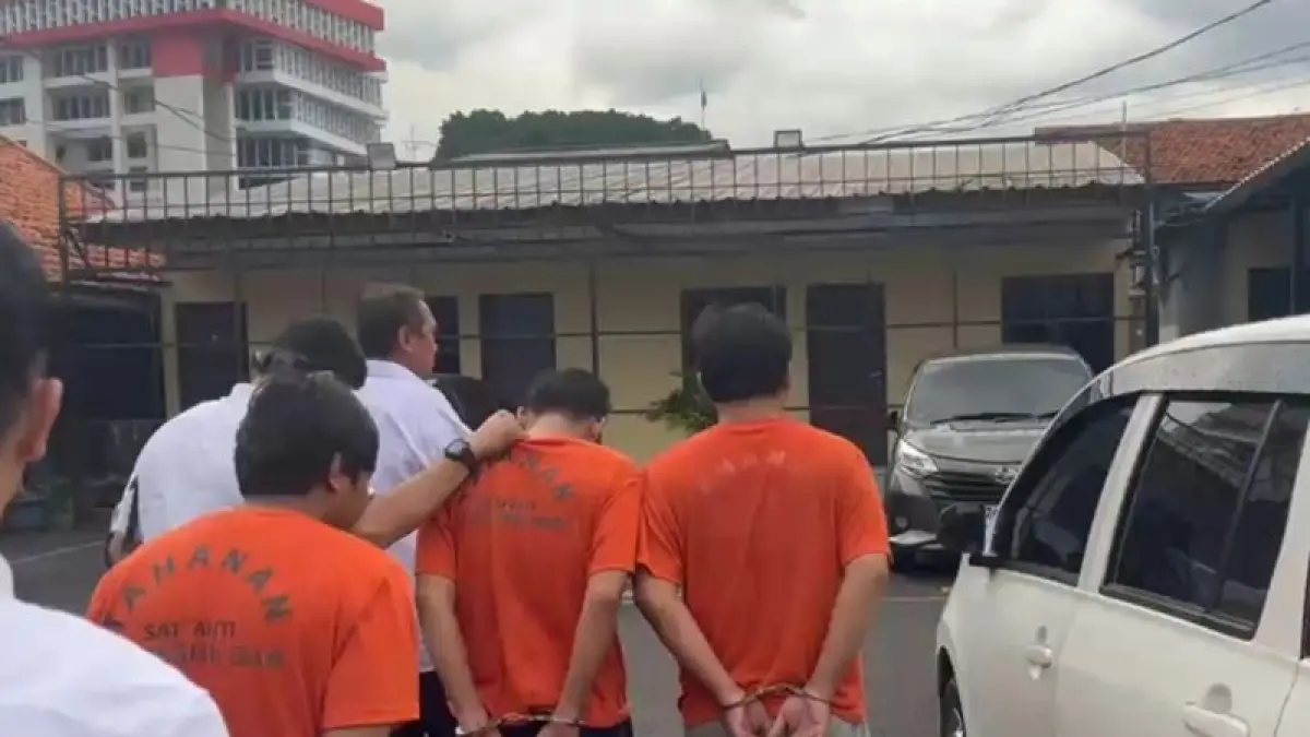 Tiga pria pelaku perampokan berinisial D, M, dan H digiring dari jumpa pers di Polsek Palmerah, Jakarta Barat, Senin (25/5/2026). (ANTARA/Risky Syukur) - Image