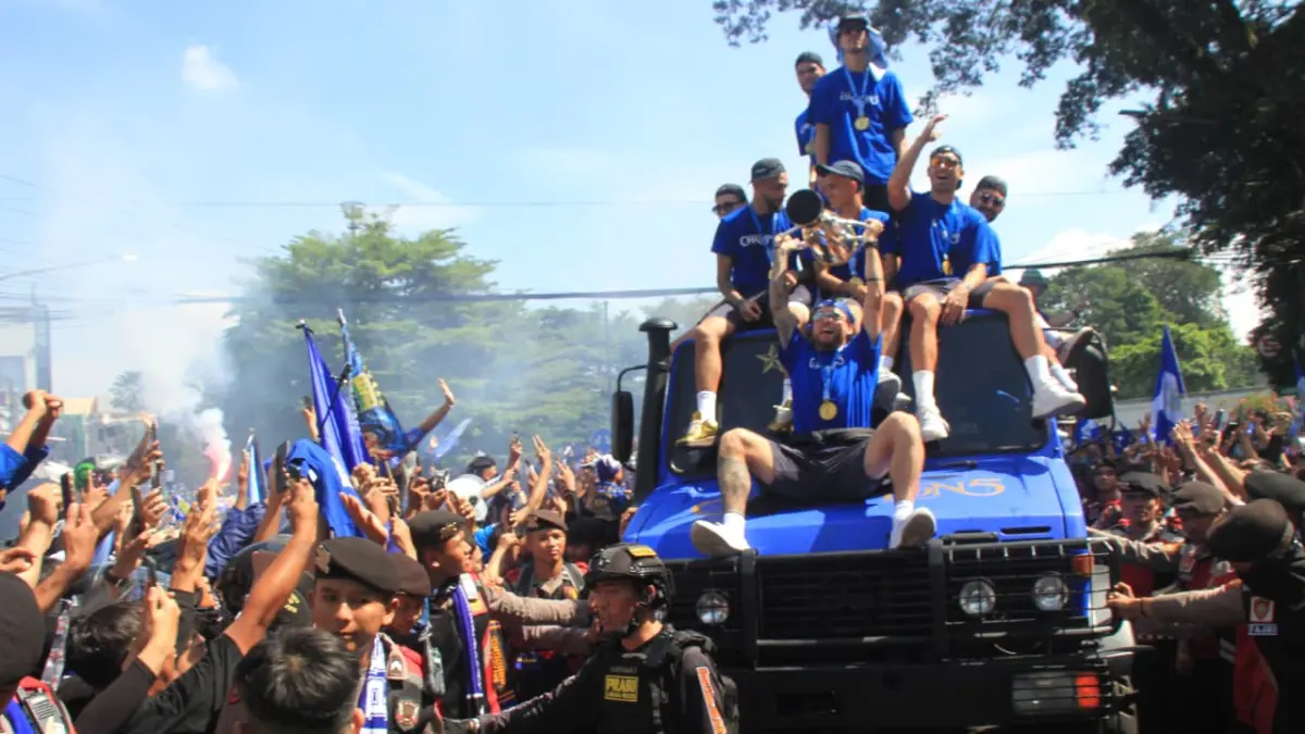 Tim dan ofisial Persib Bandung menyapa warga saat konvoi juara Super League 2025 -2026 di Bandung, Jawa Barat, Minggu (24/5/2026). (Taofik Achmad Hidayat/ Radar Bandung)
