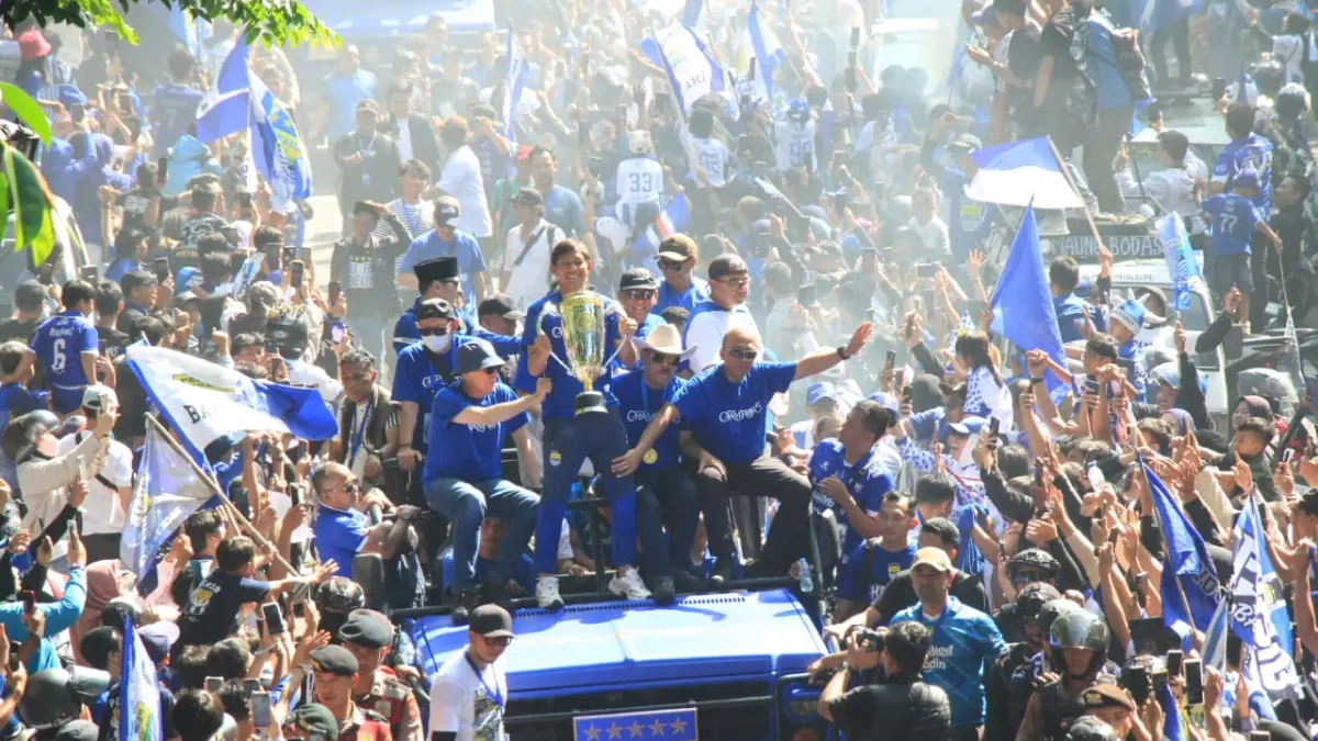 Tim dan ofisial Persib Bandung menyapa warga saat konvoi juara Super League 2025 -2026 di Bandung, Jawa Barat, Minggu (24/5/2026). (Taofik Achmad Hidayat/ Radar Bandung)