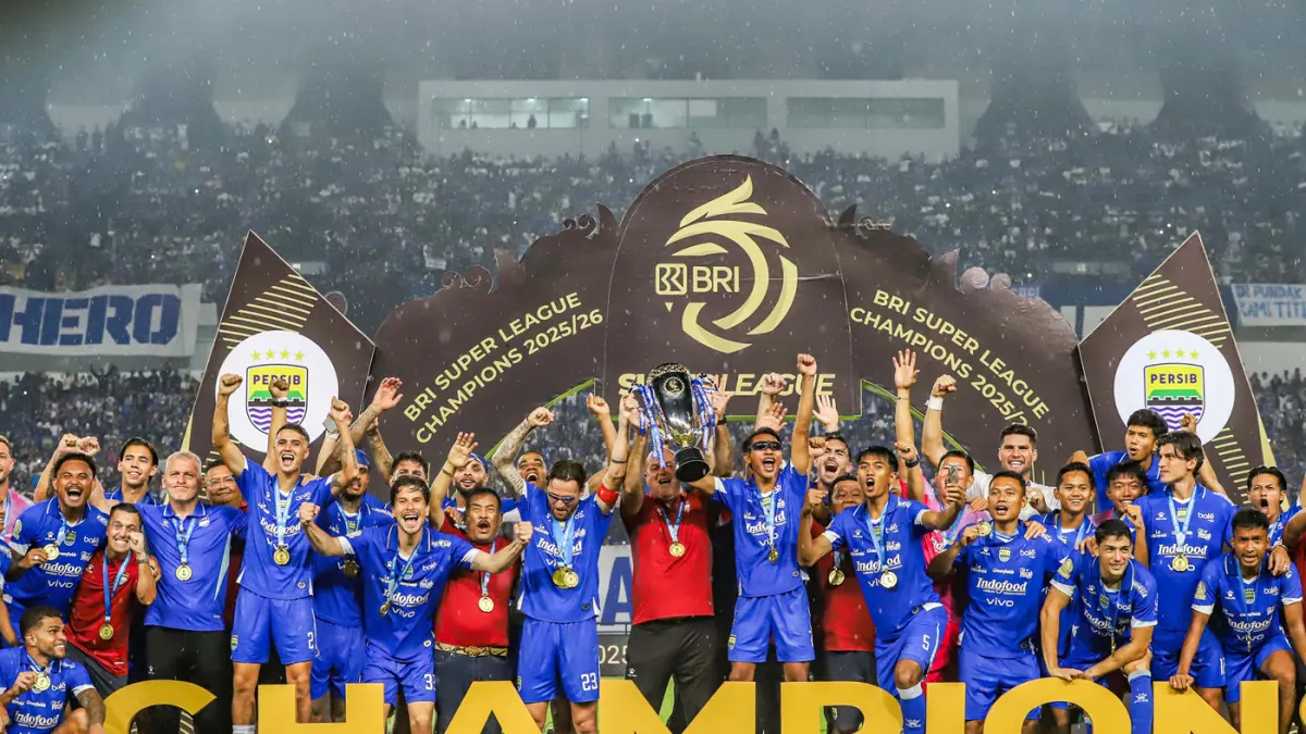 Tim Persib merayakan gelar juara Super League 2025-2026 sekaligus memecahkan rekor hat-rick juara tiga musim beruntun di Stadion Gelora Bandung Lautan Api (GBLA), Bandung, Jawa Barat, Sabtu (23/5/2026). (Riana Setiawan/ Jawa Pos)