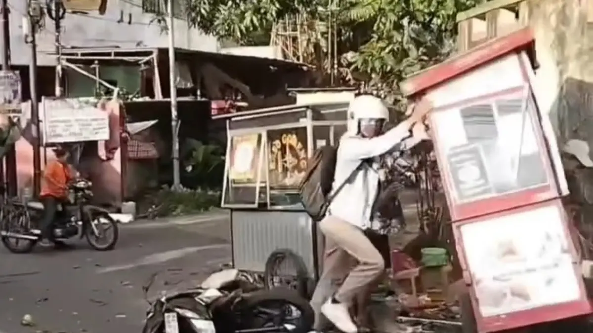 Detik-detik terjadinya angin puting beliung di Larangan, Kota Tangerang, Selasa (26/5). (Instagram @infociledug.official) - Image