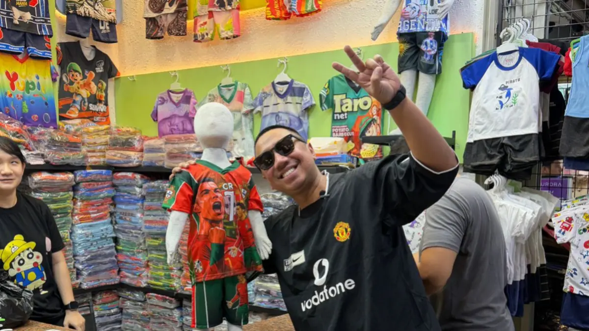 Konten kreator Rico Lubis Konten, konten kreator dan pengusaha Jejouw, konten kreator Ardan Kumis, bersama Prama Tirta Leksana Pengusaha Konveksi saat blusukan ke Pasar Grosir Tanah Abang, Jakarta.
