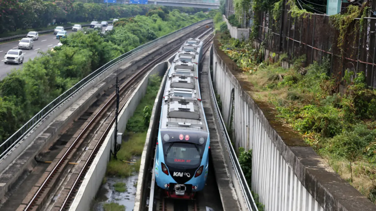 Rangkaian LRT Jabodebek melintas di kawasan Ceger, Jakarta Timur, Senin (25/5/2026). (Dery Ridwansah/ JawaPos.com)