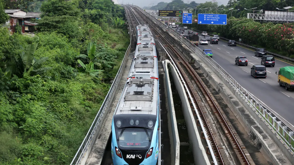 Rangkaian LRT Jabodebek melintas di kawasan Ceger, Jakarta Timur, Senin (25/5/2026). (Dery Ridwansah/ JawaPos.com)