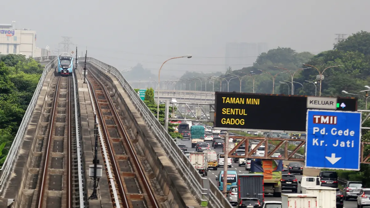 Rangkaian LRT Jabodebek melintas di kawasan Ceger, Jakarta Timur, Senin (25/5/2026). (Dery Ridwansah/ JawaPos.com)