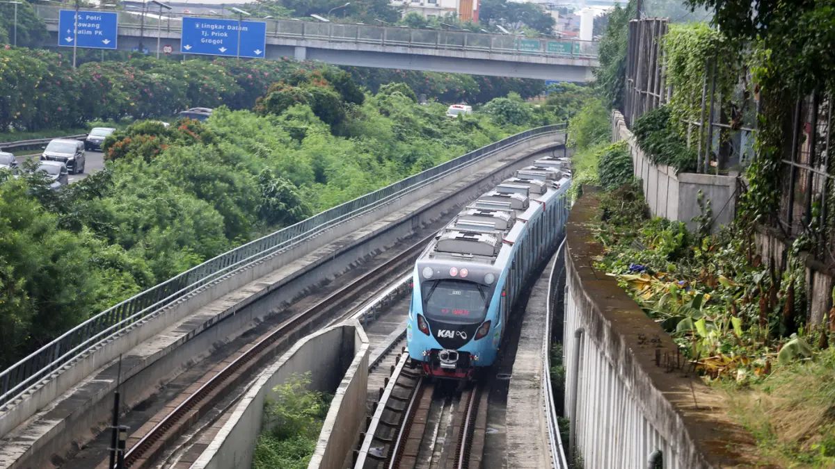 Rangkaian LRT Jabodebek melintas di kawasan Ceger, Jakarta Timur, Senin (25/5/2026). (Dery Ridwansah/ JawaPos.com)