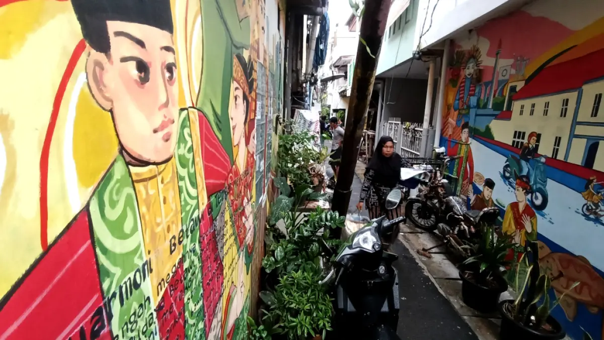 Suasana di perkampungan padat penduduk di Menteng Jaya, Jakarta, Minggu (26/6/2026). (Dery Ridwansah/ JawaPos.com)