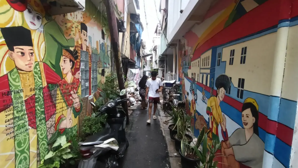 Suasana di perkampungan padat penduduk di Menteng Jaya, Jakarta, Minggu (26/6/2026). (Dery Ridwansah/ JawaPos.com)