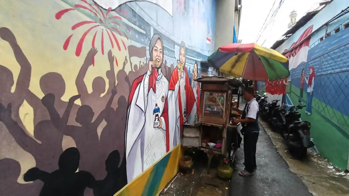 Suasana di perkampungan padat penduduk di Menteng Jaya, Jakarta, Minggu (26/6/2026). (Dery Ridwansah/ JawaPos.com)