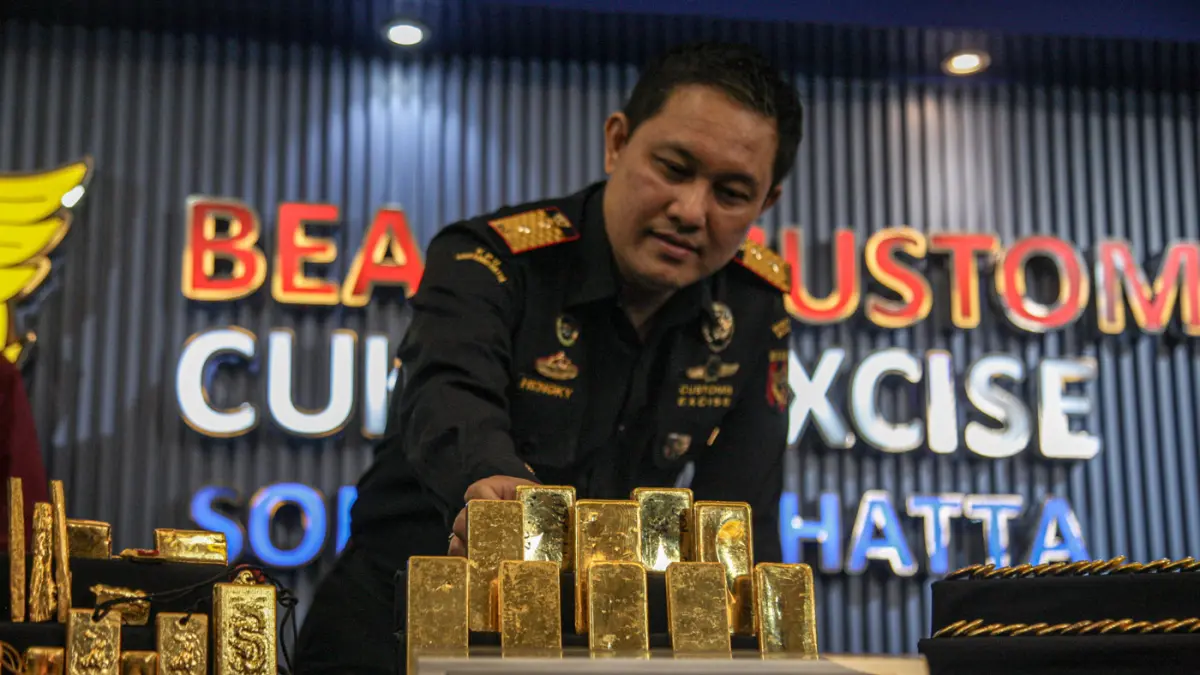 Kepala Bea Cukai Bandara Soekarno-Hatta Hengky Tomuan Parlindungan (tengah) menunjukan barang bukti emas batangan saat pengagalan penyelundupan emas keluar negeri di Kantor Bea Cukai Bandara Soekarno-Hatta, Tangereang, Selasa (26/05/2026). (Hanung Hambara