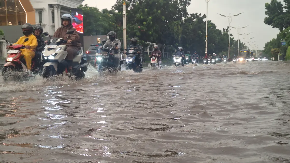 Banjir dan genangan di Jalan Arteri Pondok Indah (Jalan Sultan Iskandar Muda), Jakarta, Selasa (26/5/2026). (Dery Ridwansah/ JawaPos.com)