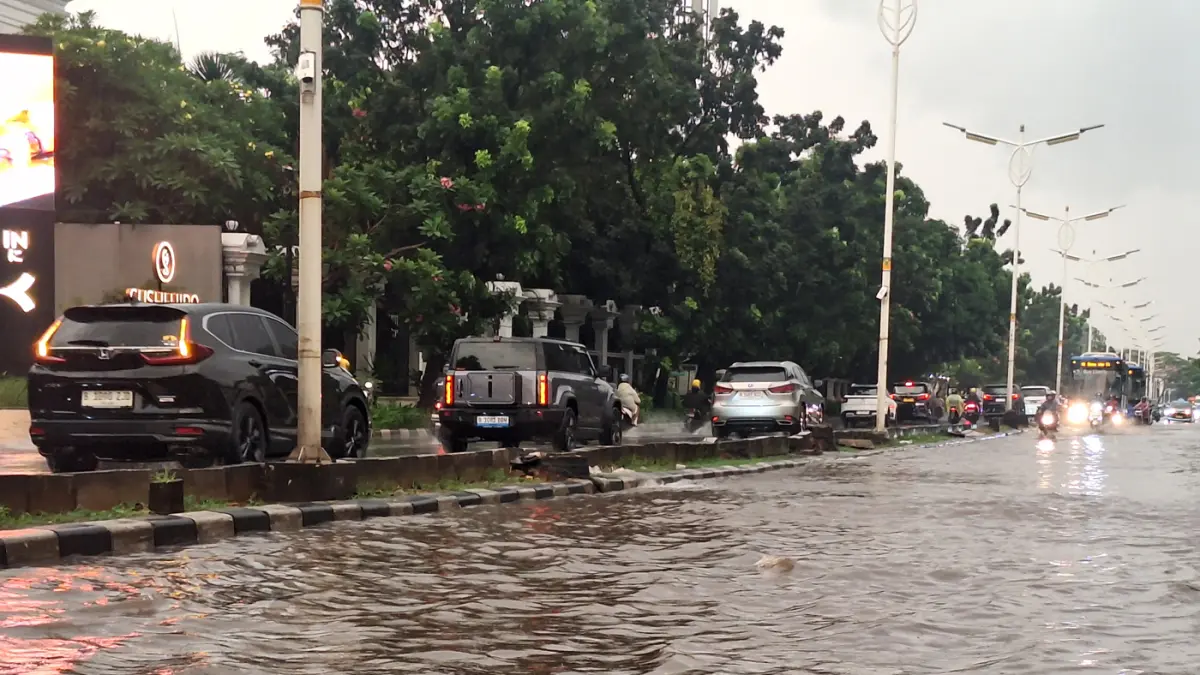 Banjir dan genangan di Jalan Arteri Pondok Indah (Jalan Sultan Iskandar Muda), Jakarta, Selasa (26/5/2026). (Dery Ridwansah/ JawaPos.com)