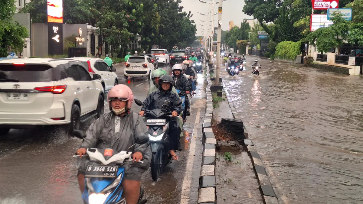 Banjir dan genangan di Jalan Arteri Pondok Indah (Jalan Sultan Iskandar Muda), Jakarta, Selasa (26/5/2026). (Dery Ridwansah/ JawaPos.com)