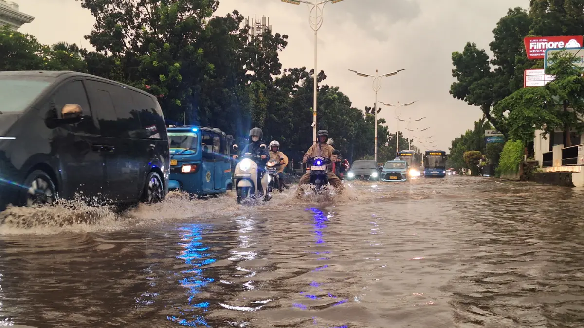 Banjir dan genangan di Jalan Arteri Pondok Indah (Jalan Sultan Iskandar Muda), Jakarta, Selasa (26/5/2026). (Dery Ridwansah/ JawaPos.com)