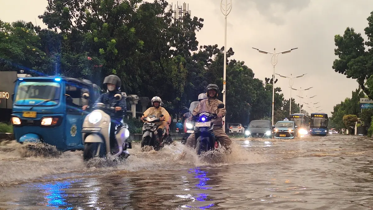 Banjir dan genangan di Jalan Arteri Pondok Indah (Jalan Sultan Iskandar Muda), Jakarta, Selasa (26/5/2026). (Dery Ridwansah/ JawaPos.com)