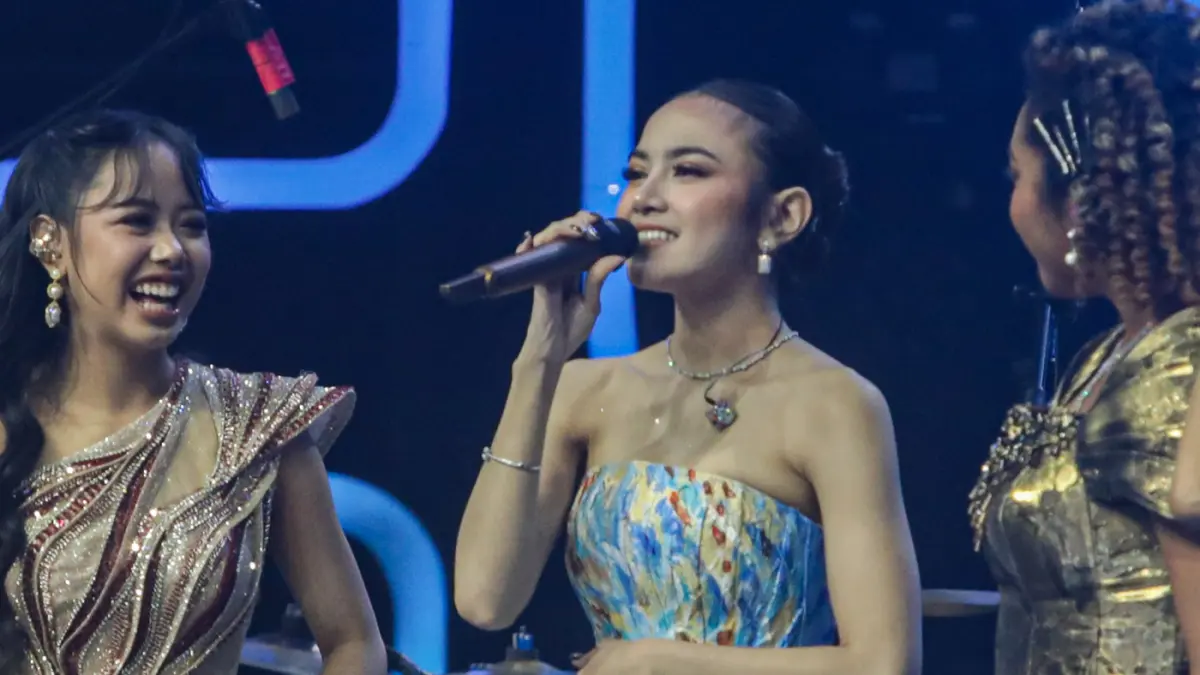 Celyna Grace, Niki Becker dan Mahalini tampil dalam panggung grand final Indonesia Idol musim ke 14 di Jakarta, Selasa (26/5/2026). (Salman Toyibi/Jawa Pos)