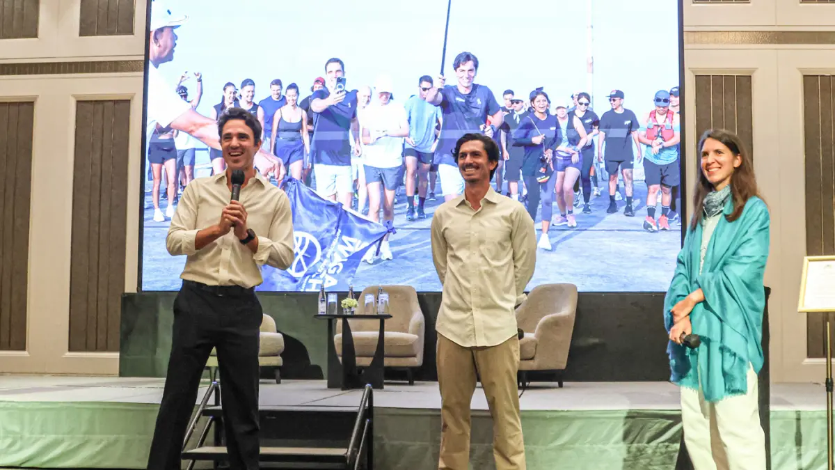 Dari kiri Gary Bencheghib, Sam Bencheghib dan Kelly Bencheghib memimpin saat acara lelang untuk penggalangan dana Run for Rivers di Jakarta, Senin (25/05/2026). (Hanung Hambara/Jawa Pos)