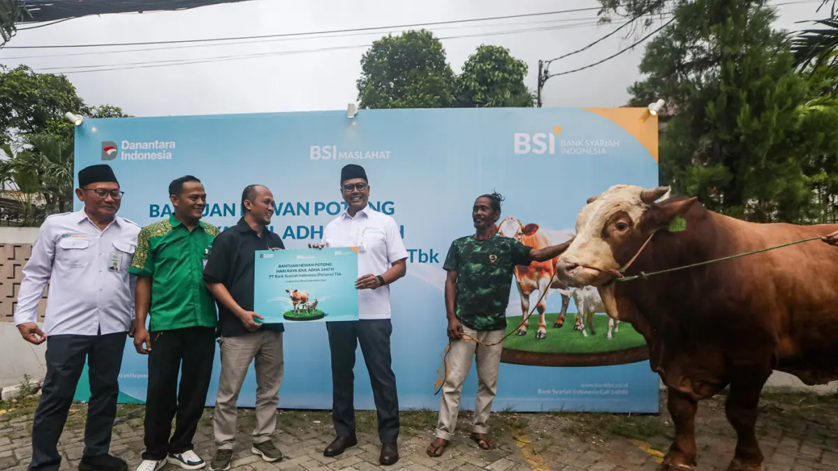 Direktur Utama BSI Anggoro Eko Cahyo (kedua kanan) Direktur Eksekutif BSI Maslahat Sukoriyanto Saputro (kiri) menyerahkan bantuan hewan potong kepada perwakilan penerima manfaat di Kantor BSI Maslahat, Jakarta, Selasa (26/5/2026). (Salman Toyibi/Jawa Pos)