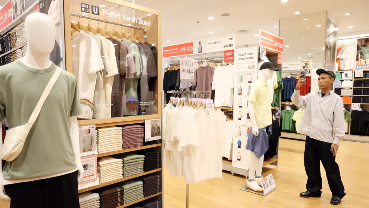 Pengunjung melihat produk UNIQLO disela-sela pembukaan toko ke-78 UNIQLO di Plaza Indonesia, Jakarta, Selasa (26/5/2026).