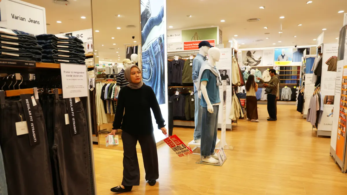 Pengunjung melihat produk UNIQLO disela-sela pembukaan toko ke-78 UNIQLO di Plaza Indonesia, Jakarta, Selasa (26/5/2026).