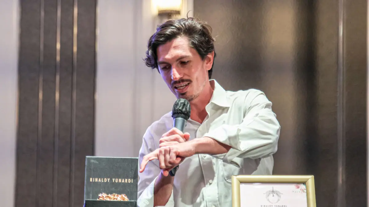 Sam Bencheghib mempresentasikan perhiasan yang akan dilelang saat penggalangan dana Run for Rivers di Jakarta, Senin (25/05/2026). (Hanung Hambara/Jawa Pos)