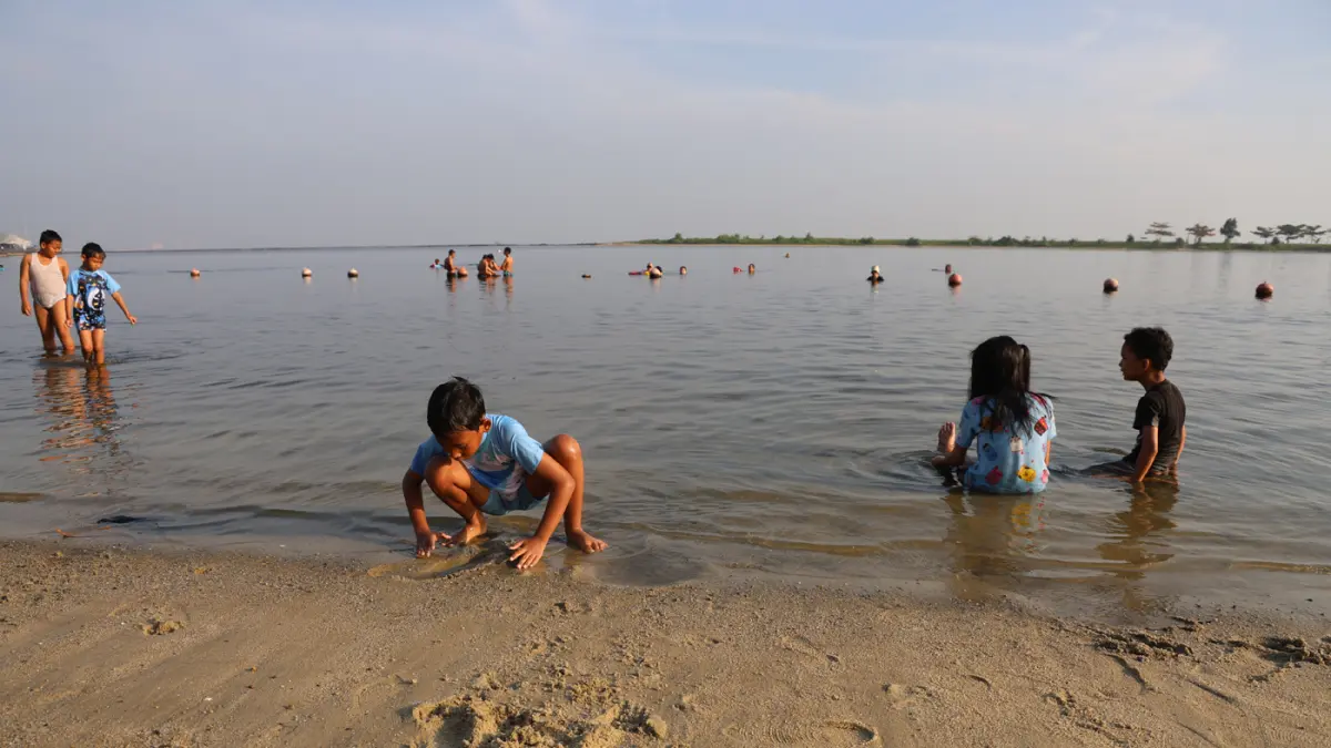 Sejumlah warga berekreasi menikmati suasana Pantai Lagoon Ancol, Jakarta Utara, Rabu (27/5/2026). (Dery Ridwansah/ JawaPos.com)