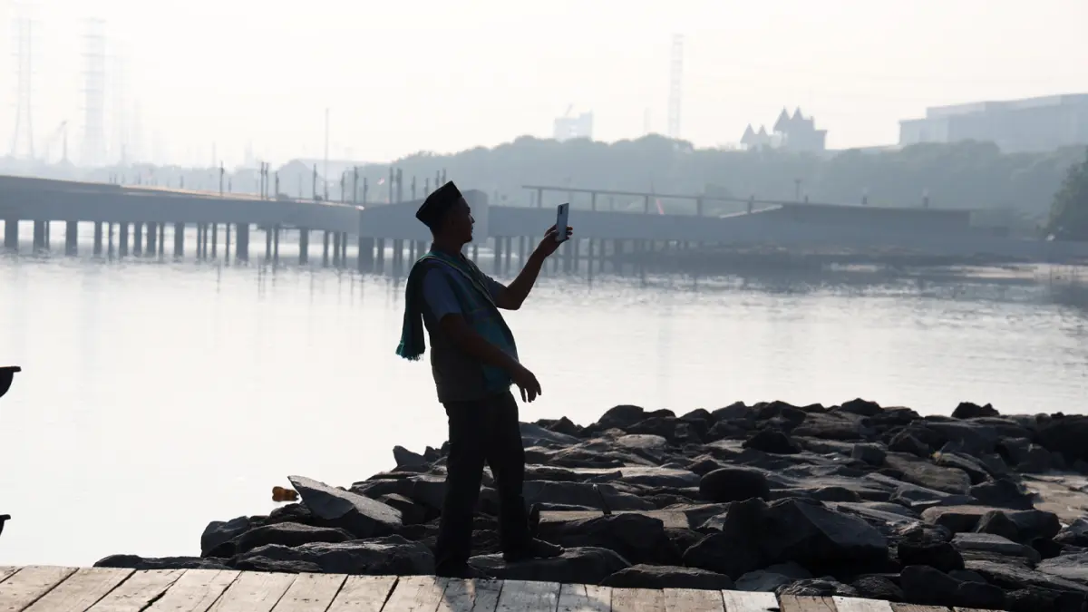 Sejumlah warga berekreasi menikmati suasana Pantai Lagoon Ancol, Jakarta Utara, Rabu (27/5/2026). (Dery Ridwansah/ JawaPos.com)