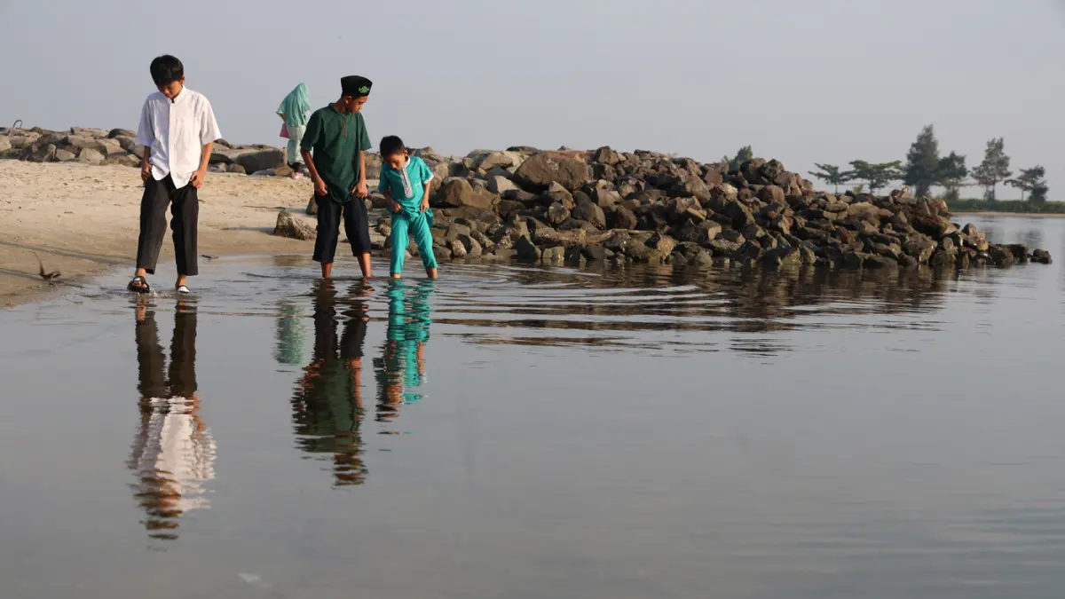 Sejumlah warga berekreasi menikmati suasana Pantai Lagoon Ancol, Jakarta Utara, Rabu (27/5/2026). (Dery Ridwansah/ JawaPos.com)