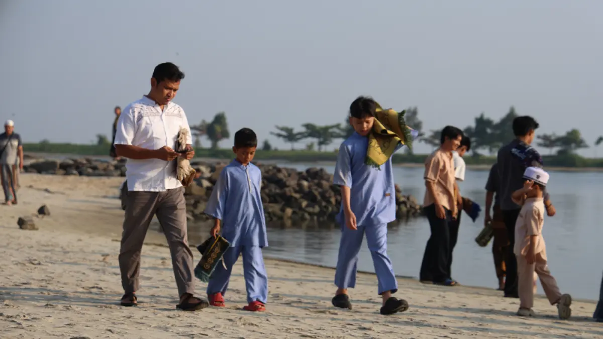 Sejumlah warga berekreasi menikmati suasana Pantai Lagoon Ancol, Jakarta Utara, Rabu (27/5/2026). (Dery Ridwansah/ JawaPos.com)
