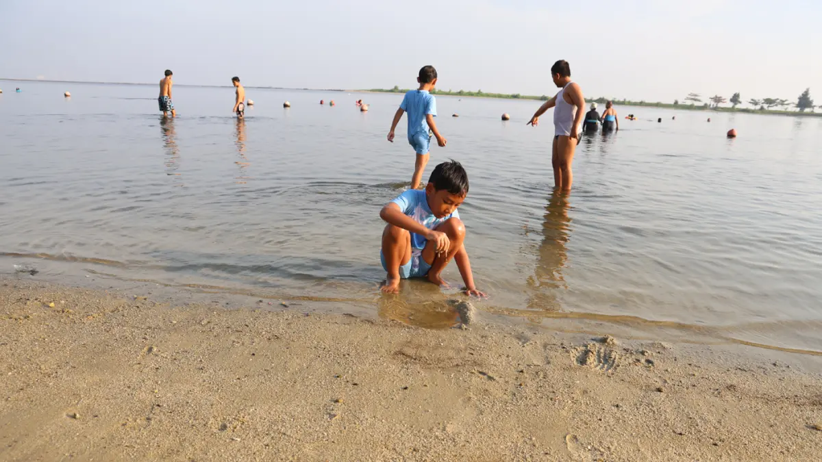 Sejumlah warga berekreasi menikmati suasana Pantai Lagoon Ancol, Jakarta Utara, Rabu (27/5/2026). (Dery Ridwansah/ JawaPos.com)