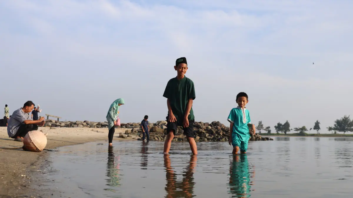 Sejumlah warga berekreasi menikmati suasana Pantai Lagoon Ancol, Jakarta Utara, Rabu (27/5/2026). (Dery Ridwansah/ JawaPos.com)